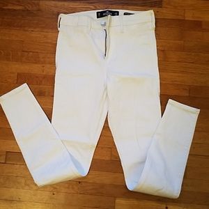 White Hollister High Rise Jean's. 3R 26"W 28"L